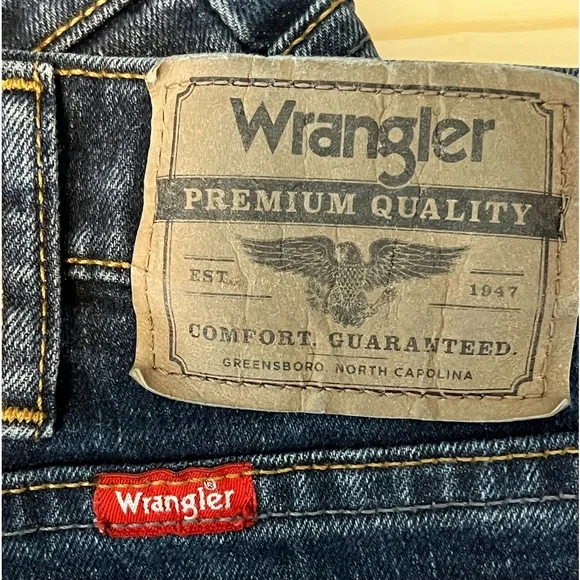 Wrangler Dark Colored Blue Jeans - Picture 3 of 5